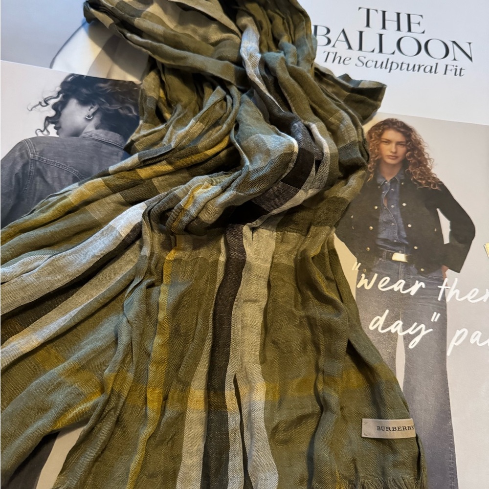 💯 % AUTHENTIC Burberry Linen Scarf in olive green/ Yellow hues - Picture 3 of 3